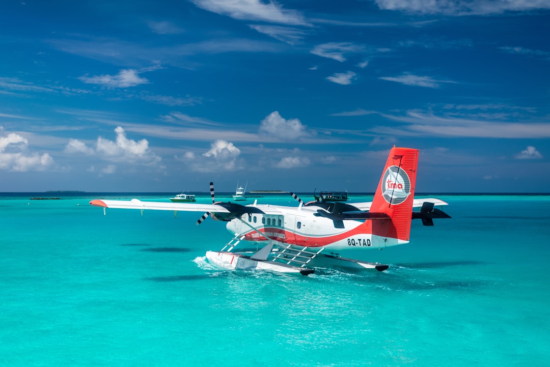plane land on water,