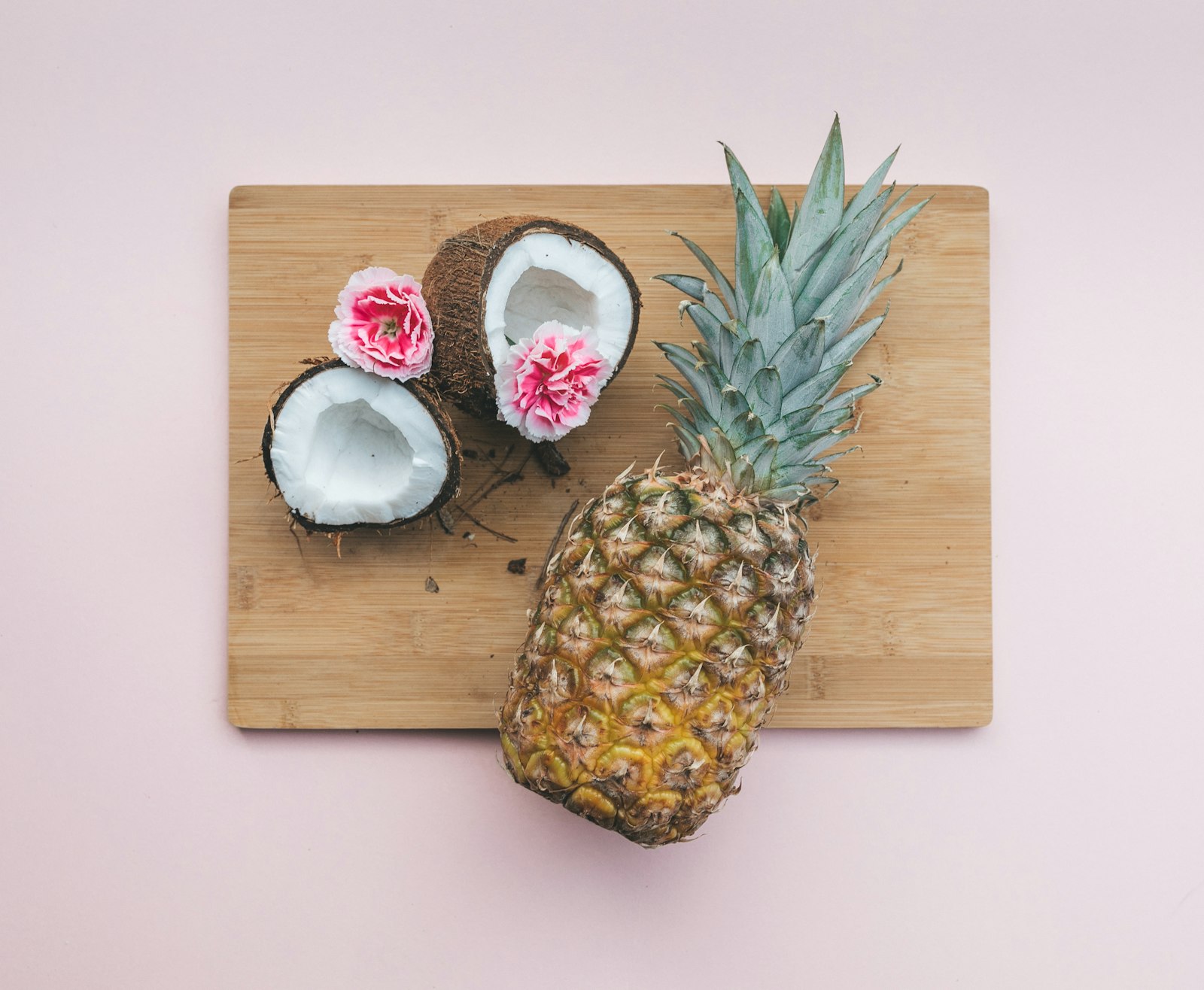 Canon EOS 5D Mark IV + Sigma 24-35mm F2 DG HSM Art sample photo. Pineapple fruit beside coconut photography