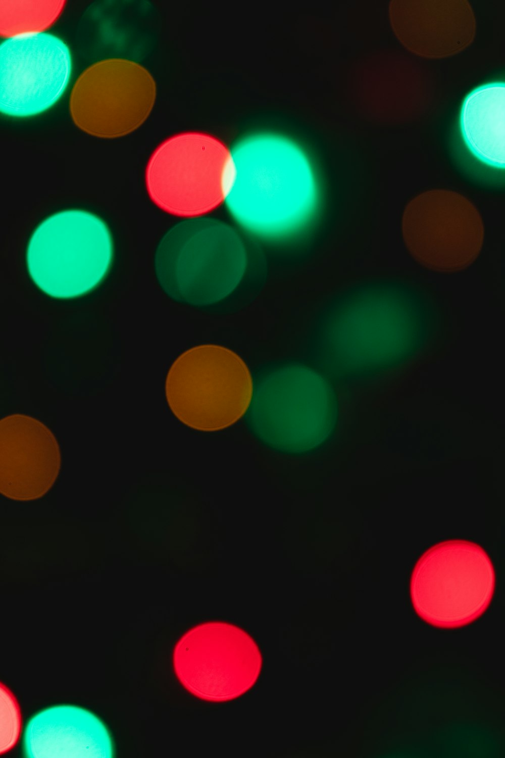 Una foto borrosa de muchas luces de diferentes colores