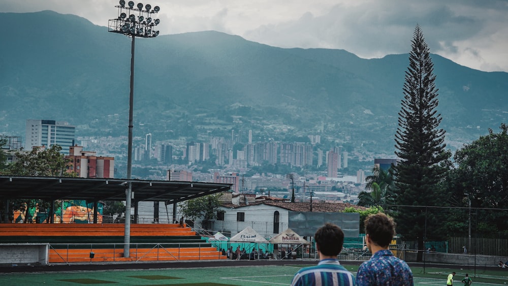 hombres de pie en un campo deportivo