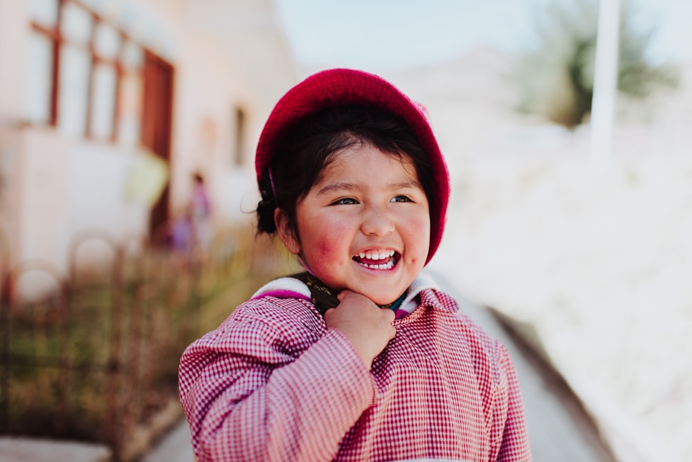 photo de mise au point sélective d’un enfant souriant