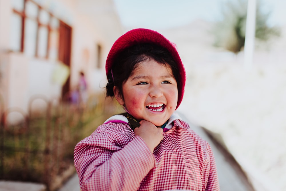 笑顔の子供のセレクティブフォーカス写真