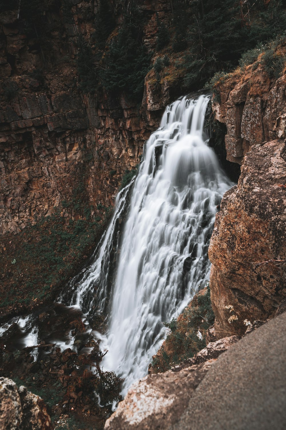 waterfalls near brown rocks
