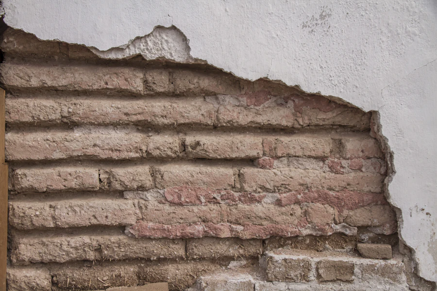 Parede de tijolos de terra crua sob reboco