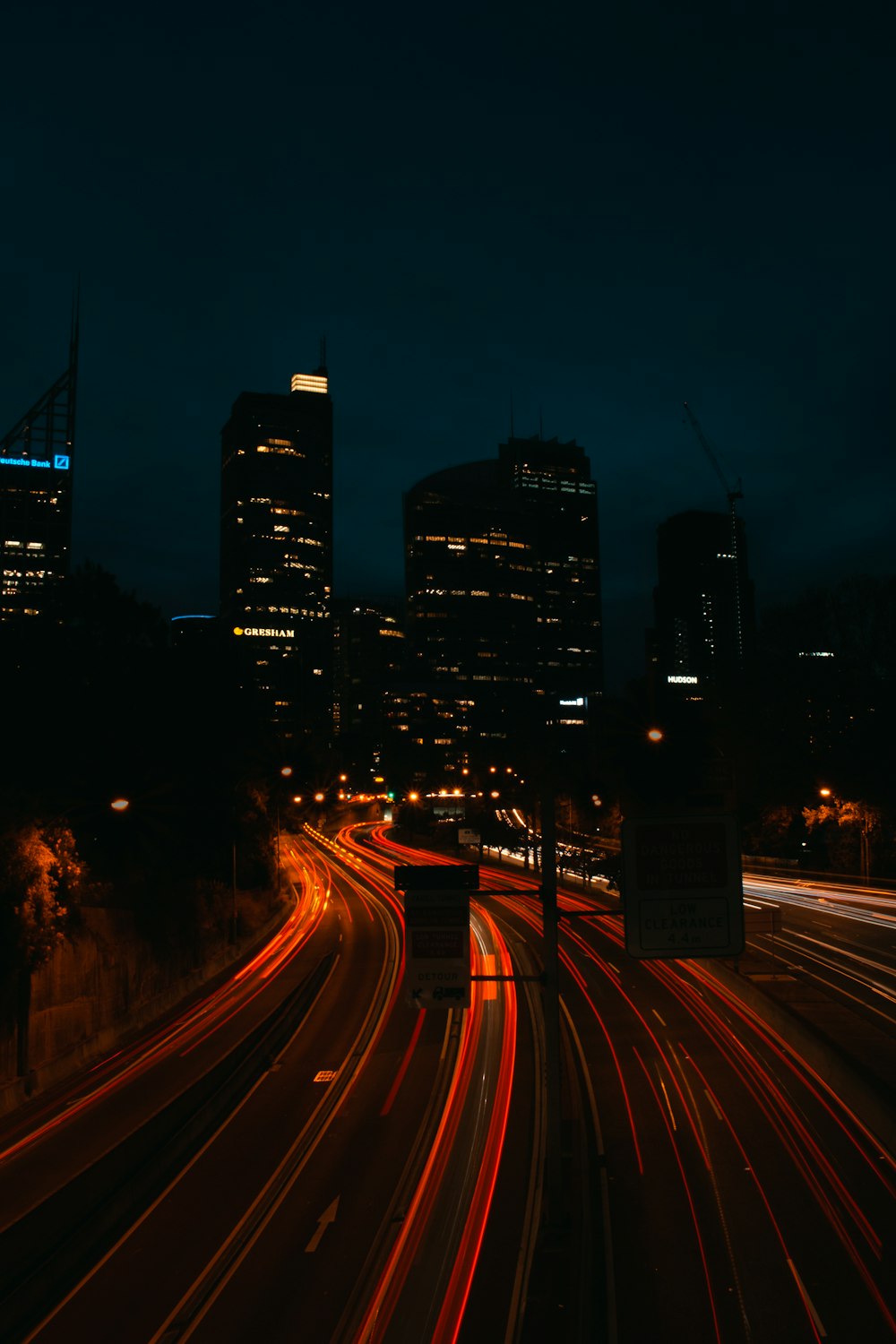 Zeitrafferfotografie der Straße bei Nacht