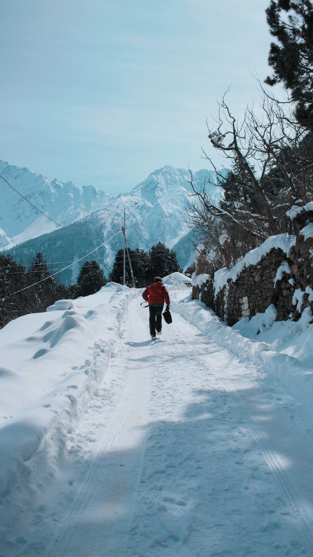 Person, die auf Schnee geht