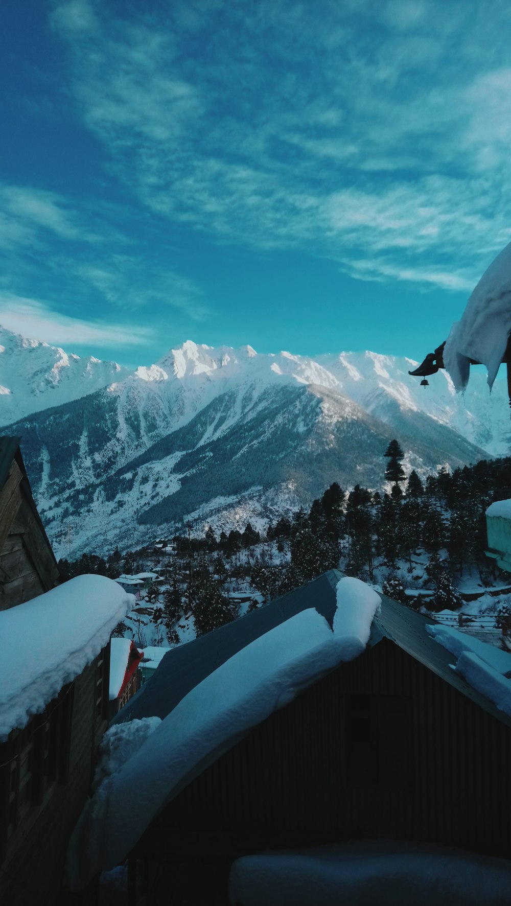 montagna innevata sotto il cielo blu