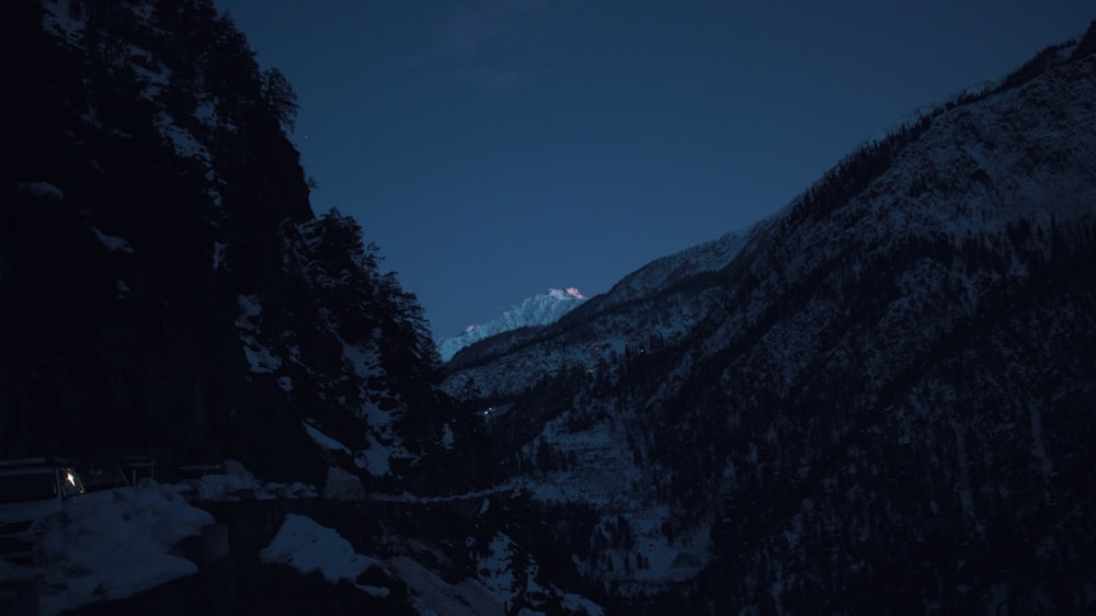 Cordillera bajo el cielo azul por la noche