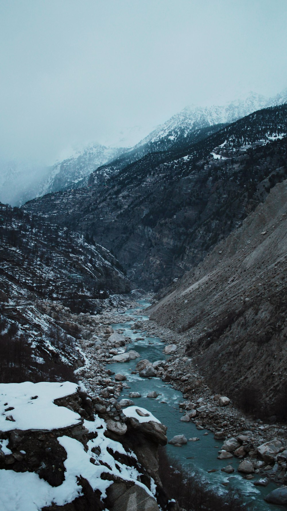 río que fluye entre montañas