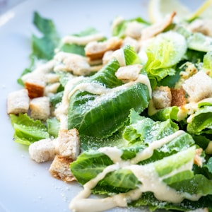 closed photography of vegetable salad with croutons in plate