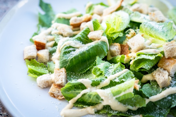 closed photography of vegetable salad with croutons in plate