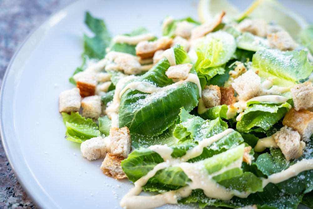 Photographie fermée de salade de légumes avec croûtons dans une assiette