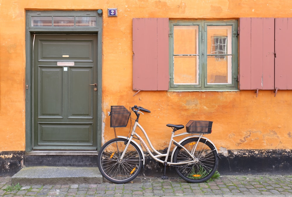 parked commuter bike beside wal