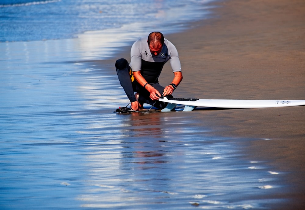 Mann mit Surfbrett