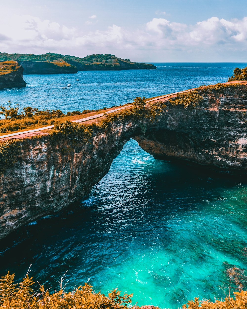 Ponte marrom e cinza no meio do mar