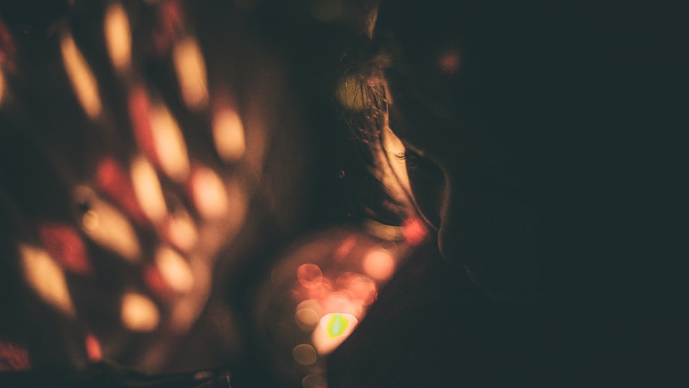 Fotografía bokeh de silueta de mujer