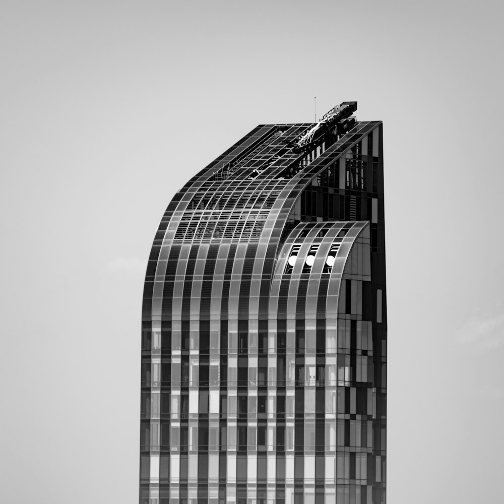gray skyscraper on daylight