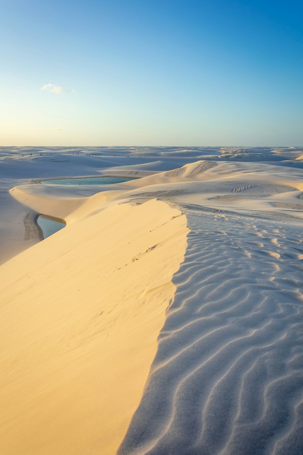 Goldene und dunkle Sanddünen