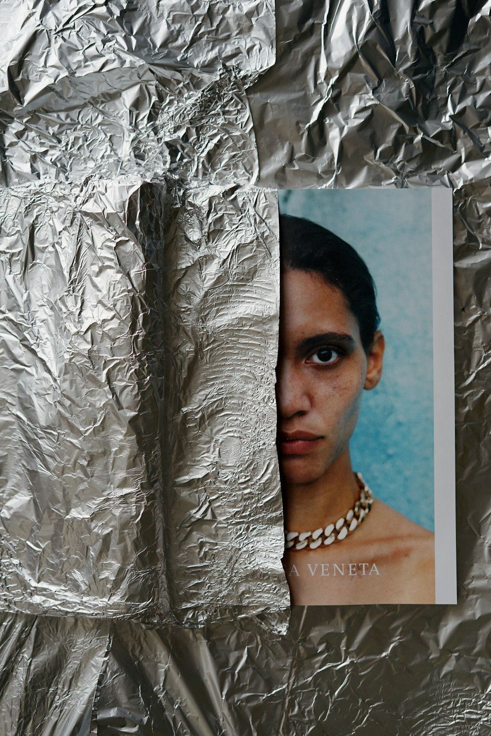 femme portant un collier argenté Veneta poster