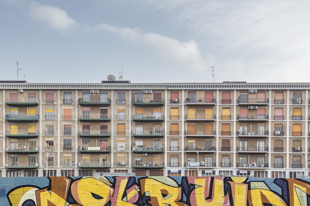 Edificio marrone e bianco