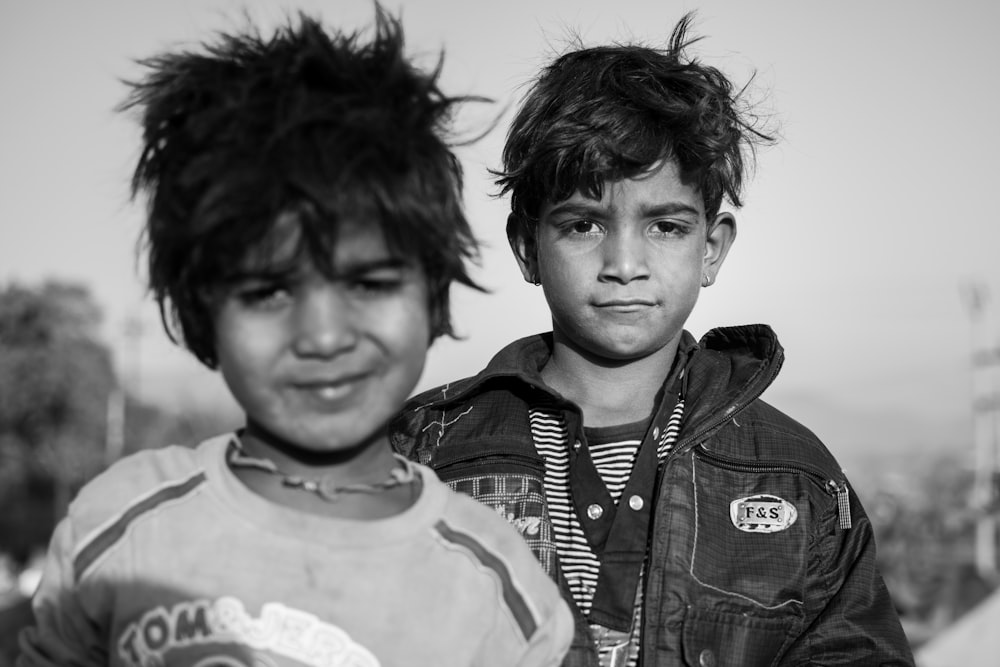 Fotografía en escala de grises de dos niños