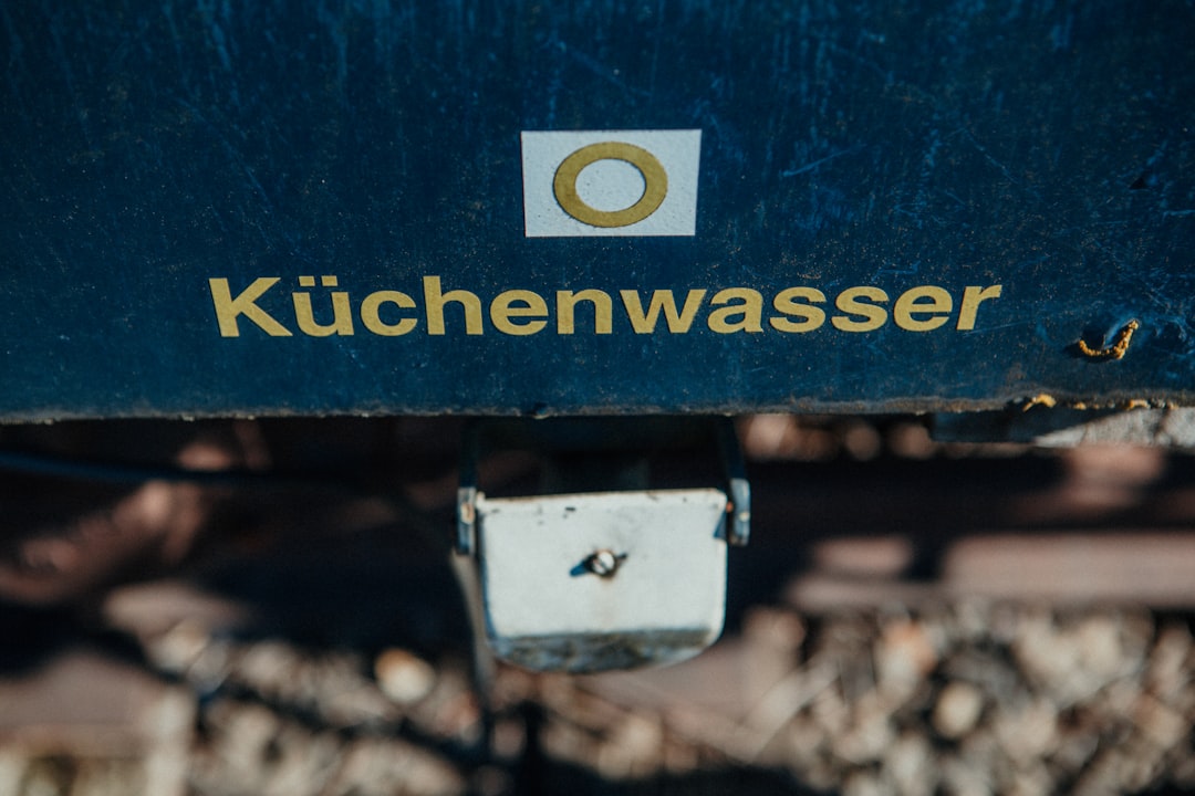 Купить воду в поезде. Поезда – символ Швейцарии. Знак поезд.