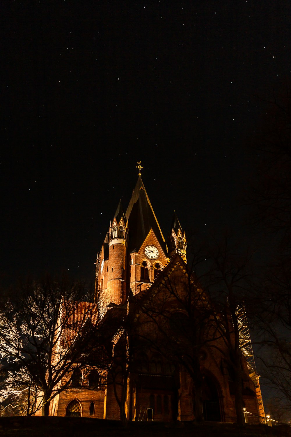 Cathédrale brune pendant la nuit