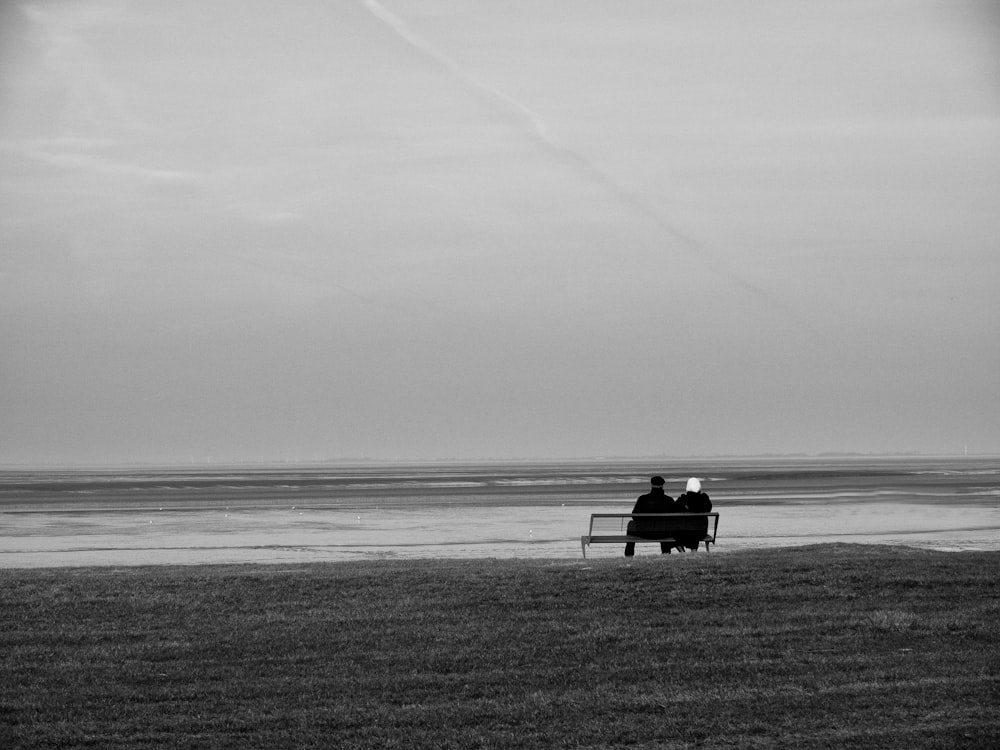 silhouette de deux personnes assises sur un banc