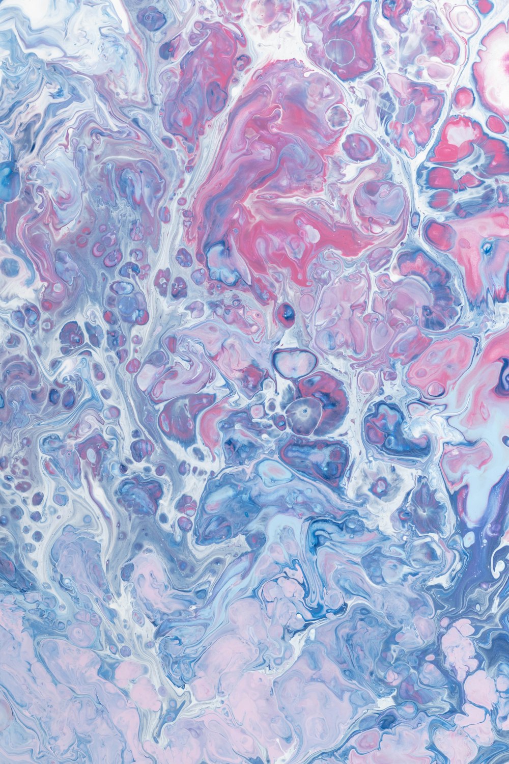 Un primo piano di un dipinto astratto con colori blu, rosa e viola