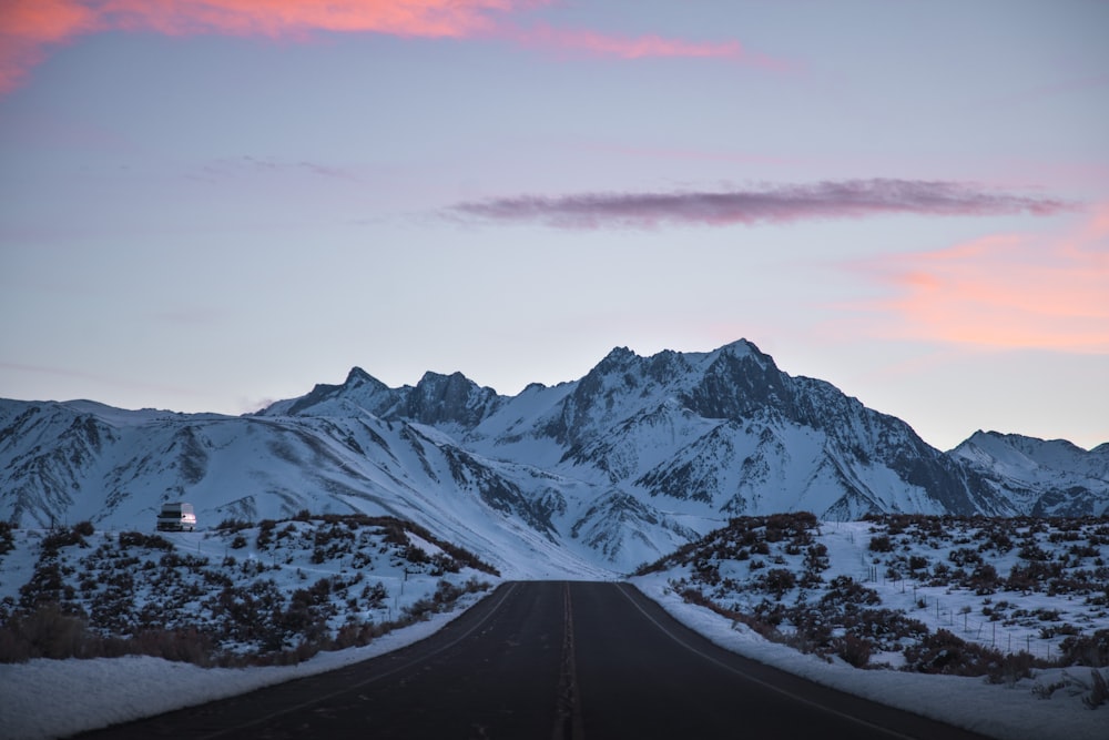 Montanha coberta de neve durante a hora dourada