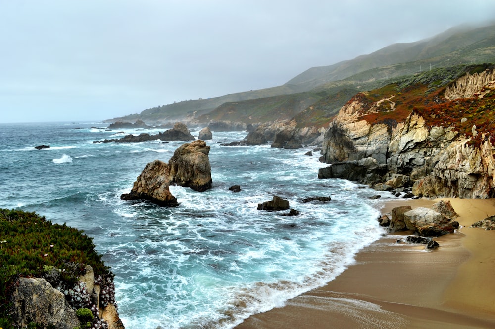 Formações rochosas no mar