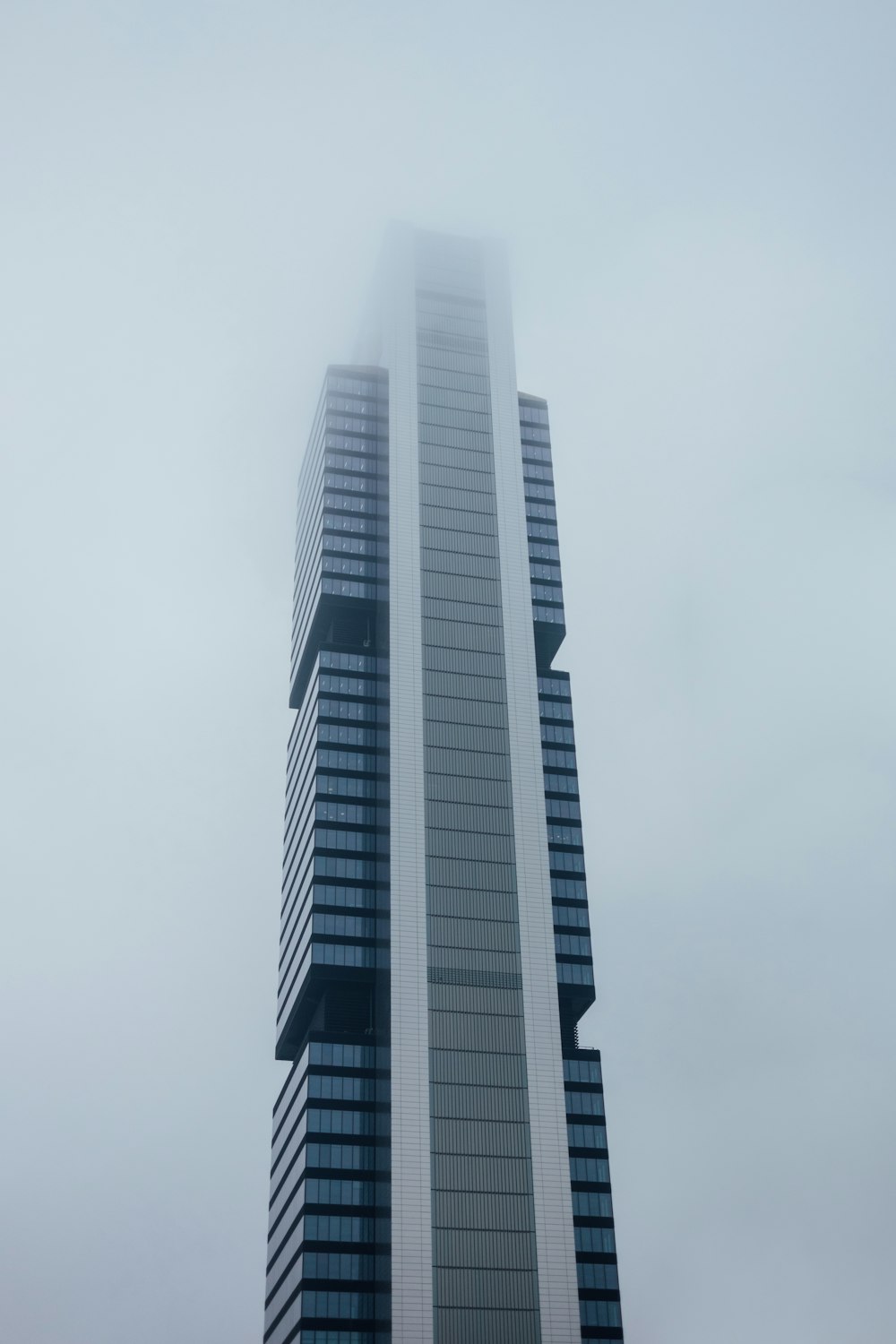 Edificio de hormigón gris