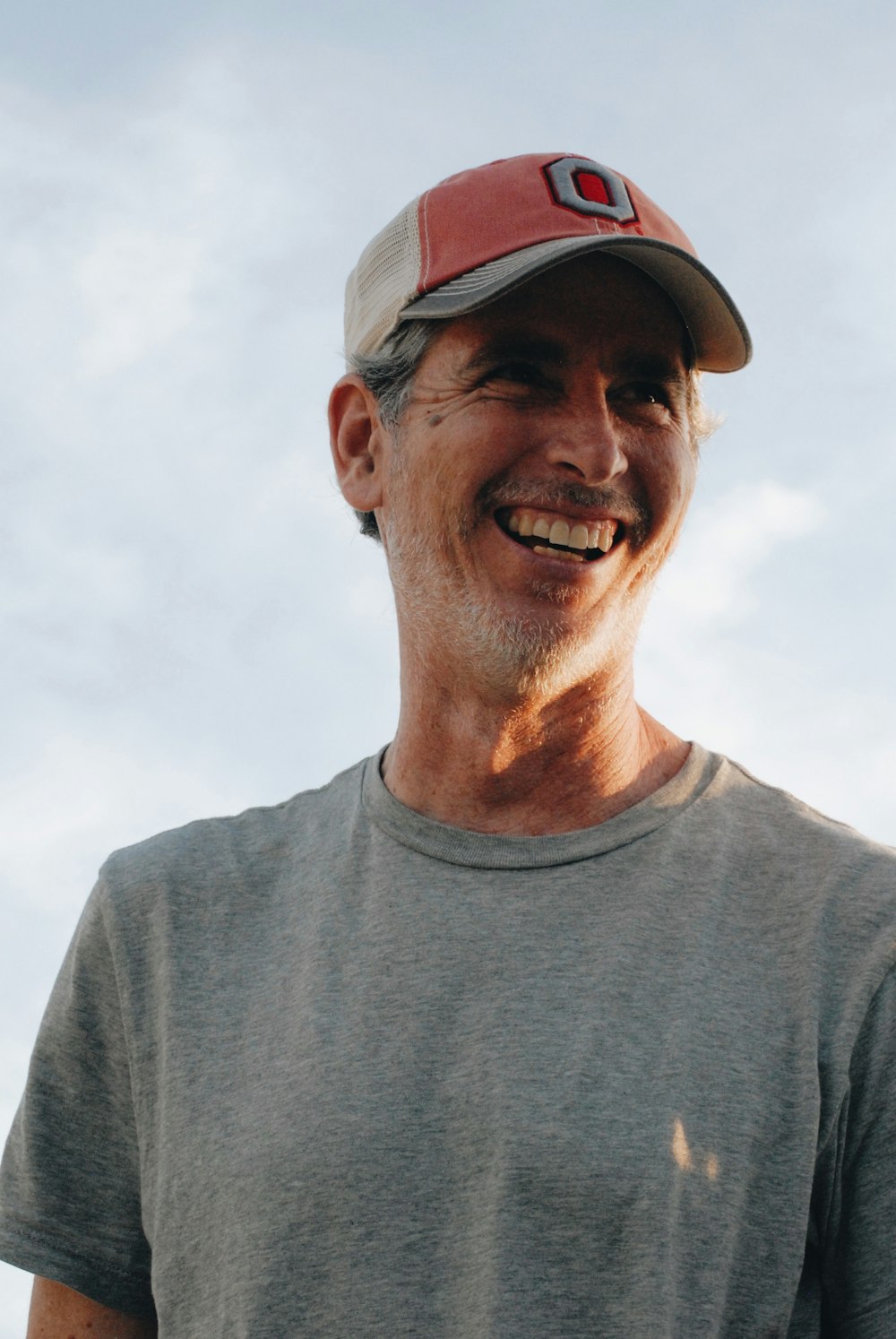 man wearing gray crew-neck t-shirt