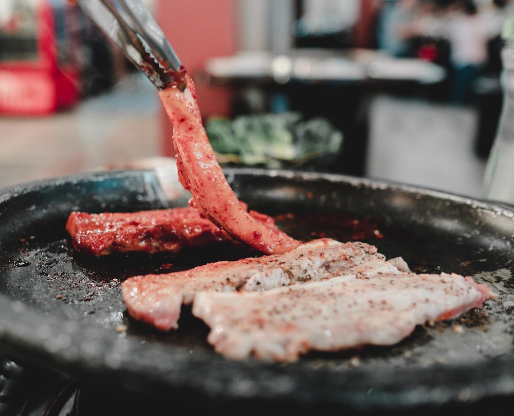 Carne encima de una olla caliente