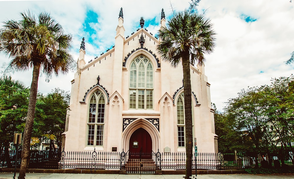 Iglesia de hormigón blanco