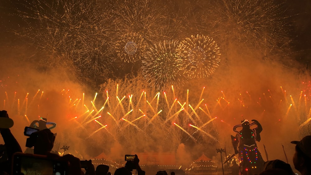 persone che guardano i fuochi d'artificio