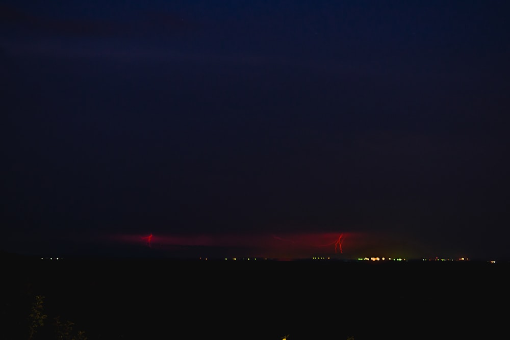 Rote Lichter am Himmel in der Nacht