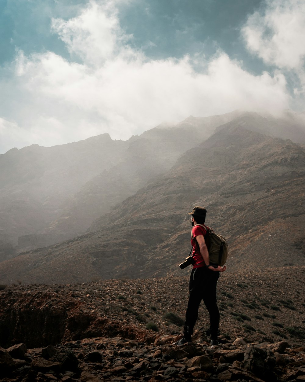 Hombre con vistas a la montaña Ranes