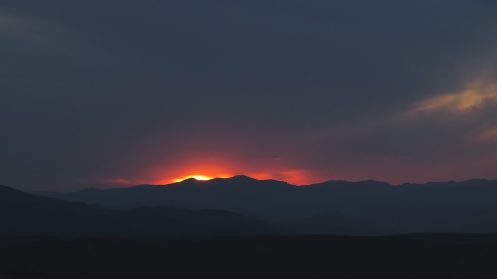 silhueta da montanha durante o pôr do sol