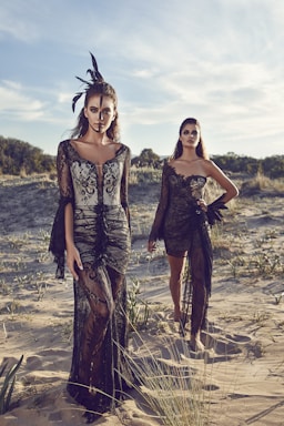 fashion photography,how to photograph women wearing black lace dresses in dessert