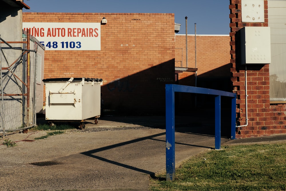 Atelier de réparation automobile avec murs de briques orange