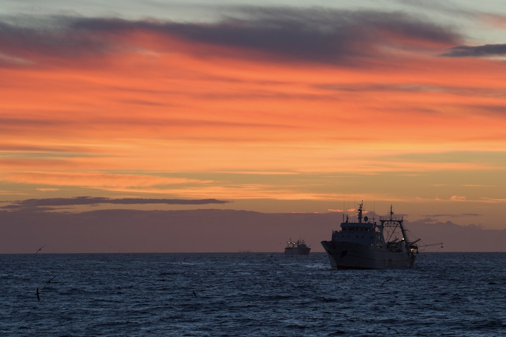 gray fishing vessel on seat