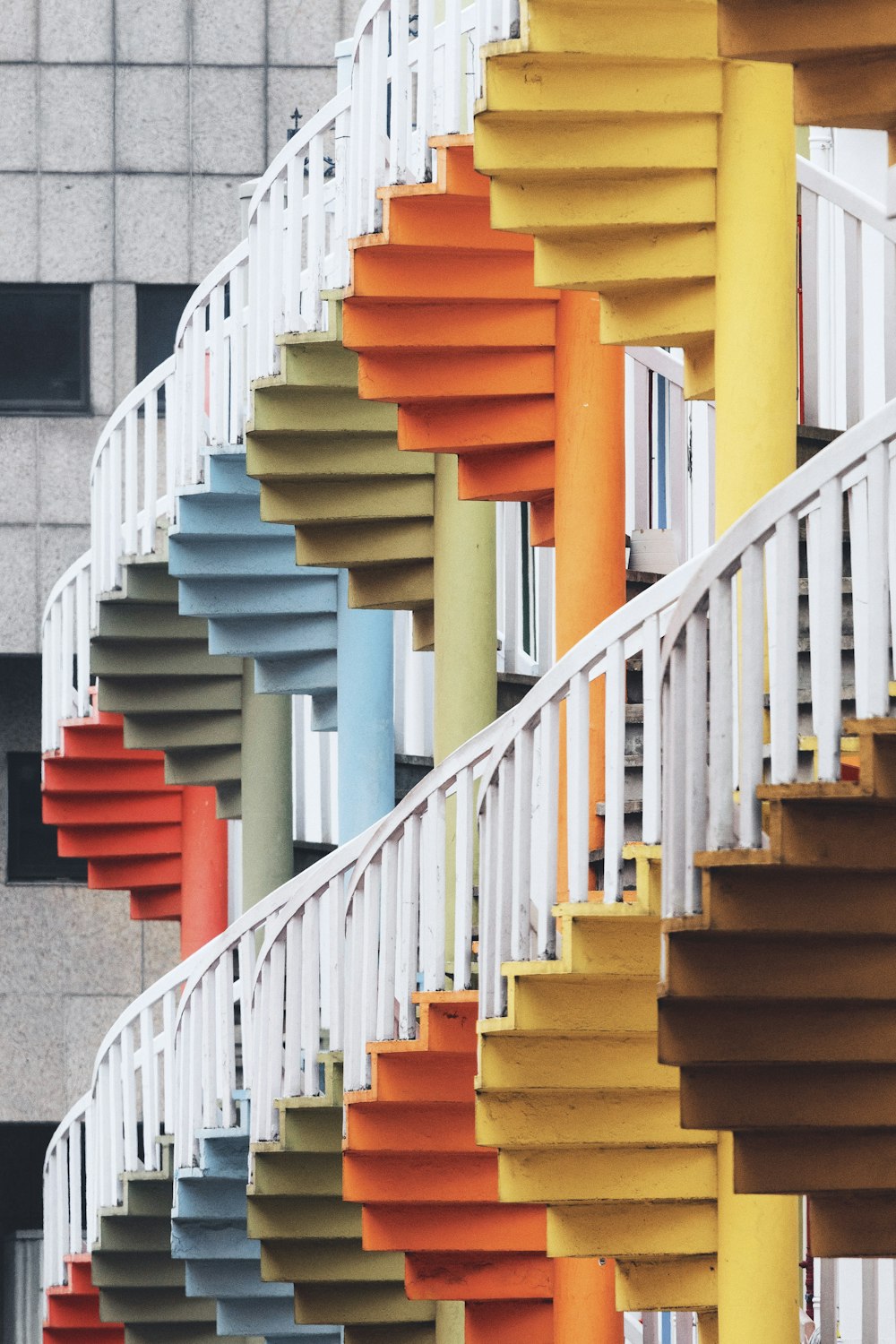 Escadas em espiral multicoloridas