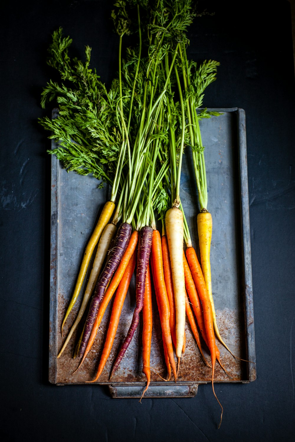 un bouquet de carottes assis sur une planche à découper