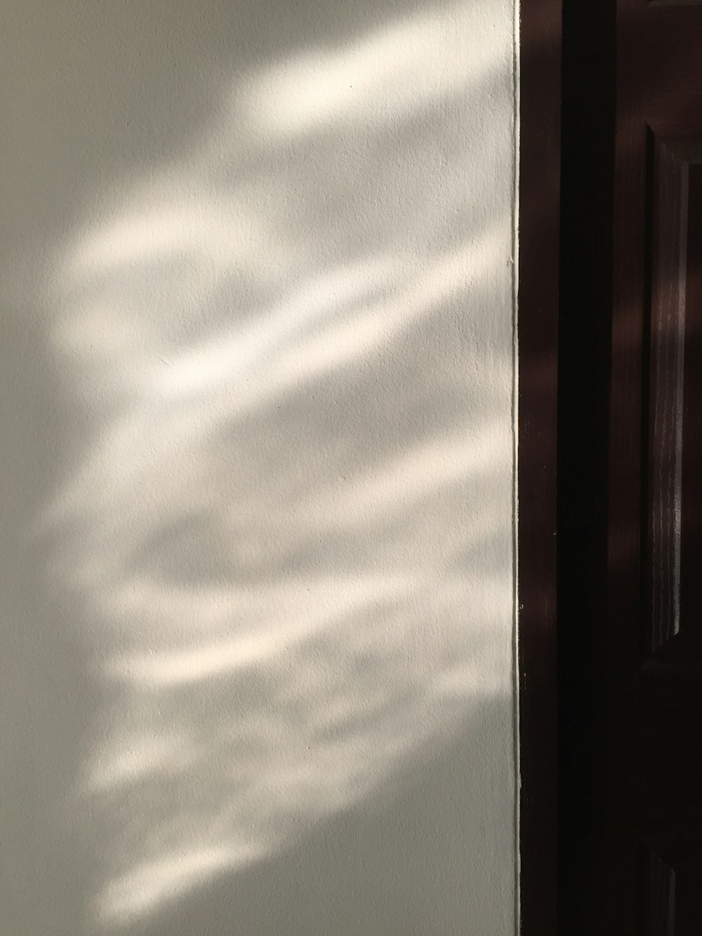 Der Schatten einer Tür an einer Wand