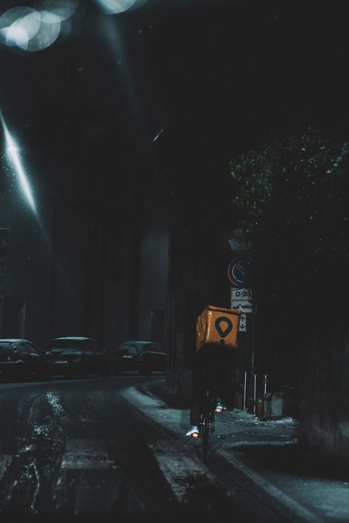 Fietser op een donkere straat 's avonds, nauwelijks te onderscheiden zonder reflecterend materiaal
