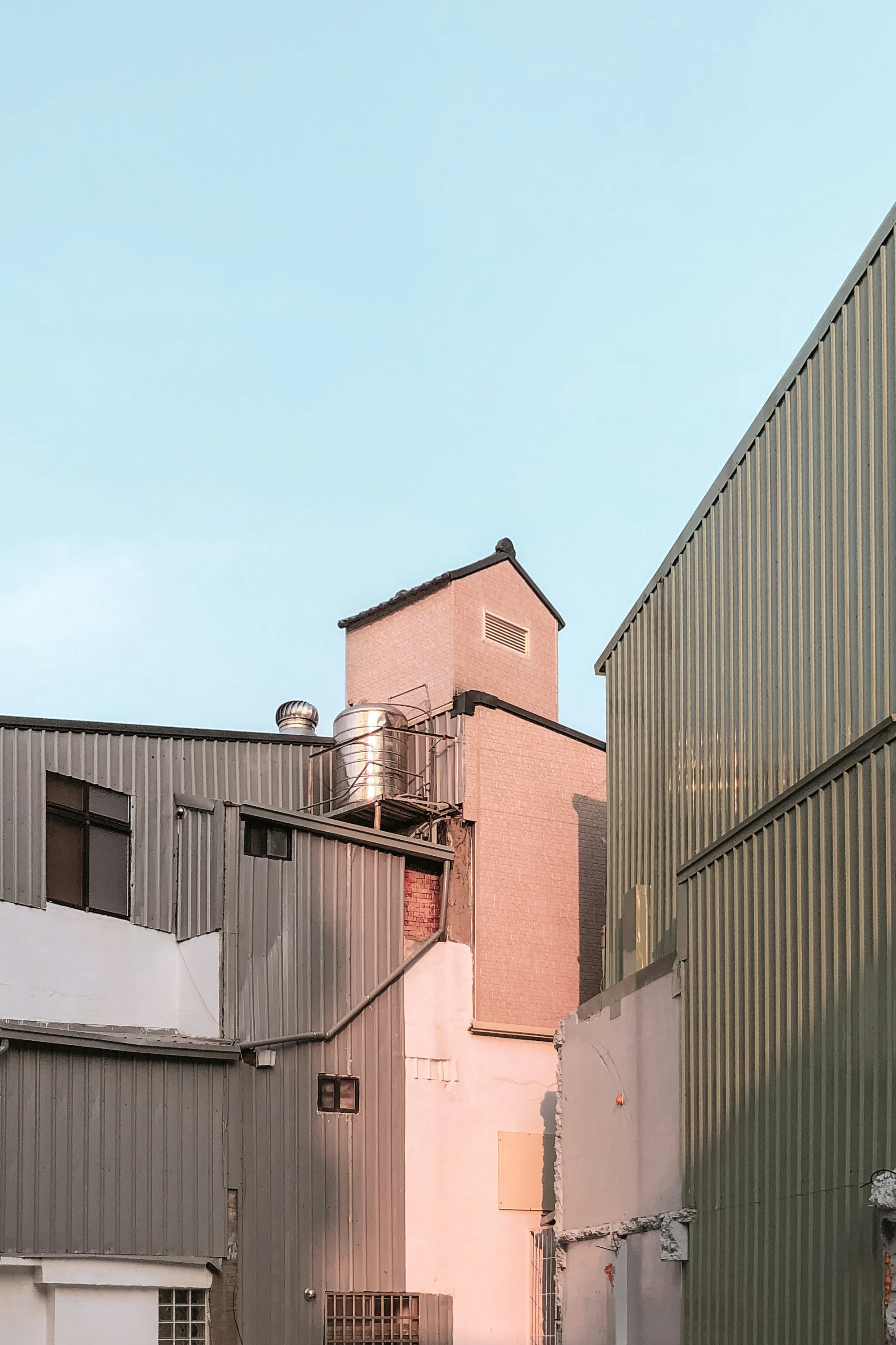 Bâtiment peint en blanc