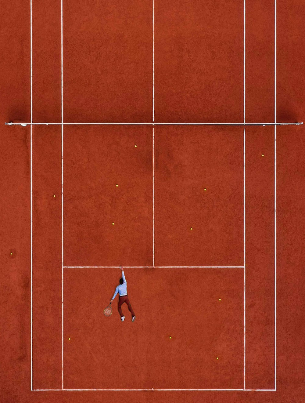 Mann liegt auf Tennisplatz