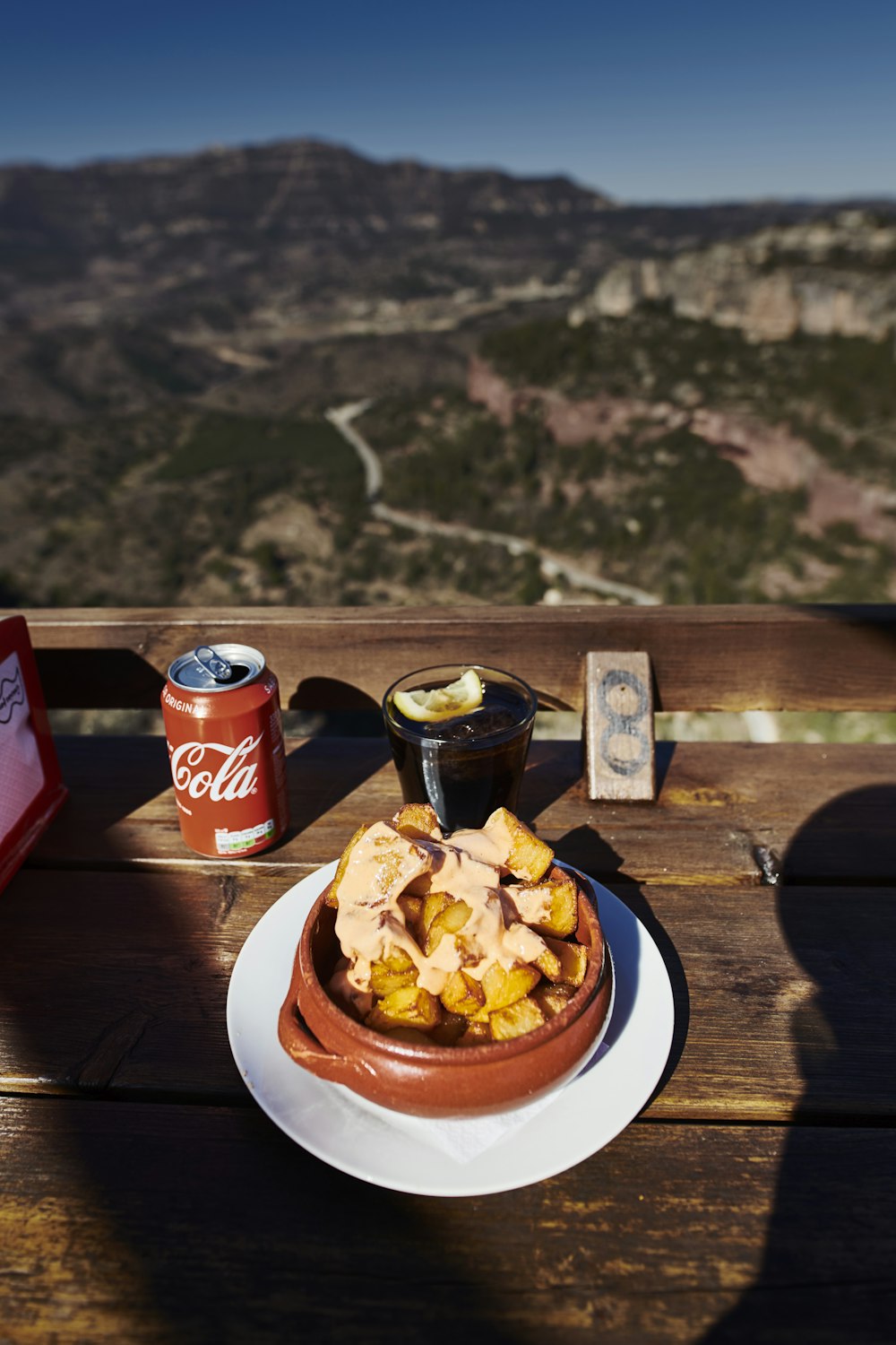 Refrigerante Coca-Cola pode perto de comida na tigela