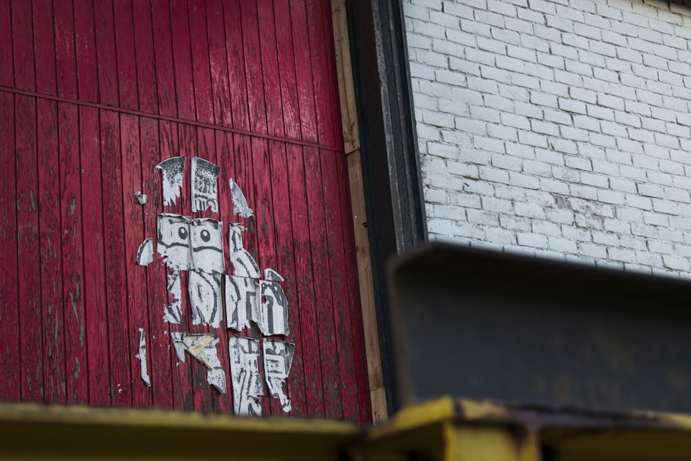 Un edificio rojo con graffiti en el lateral